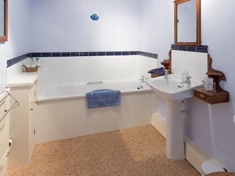 Marshwood Farm B&B And Shepherds Hut Dinton  Room photo