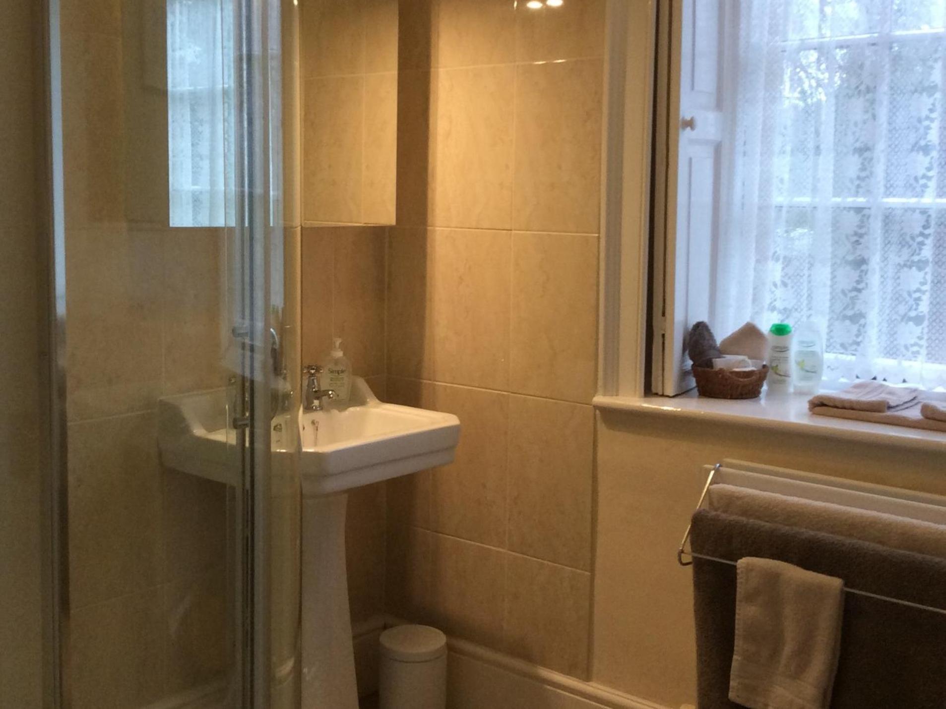 Marshwood Farm B&B And Shepherds Hut Dinton  Room photo