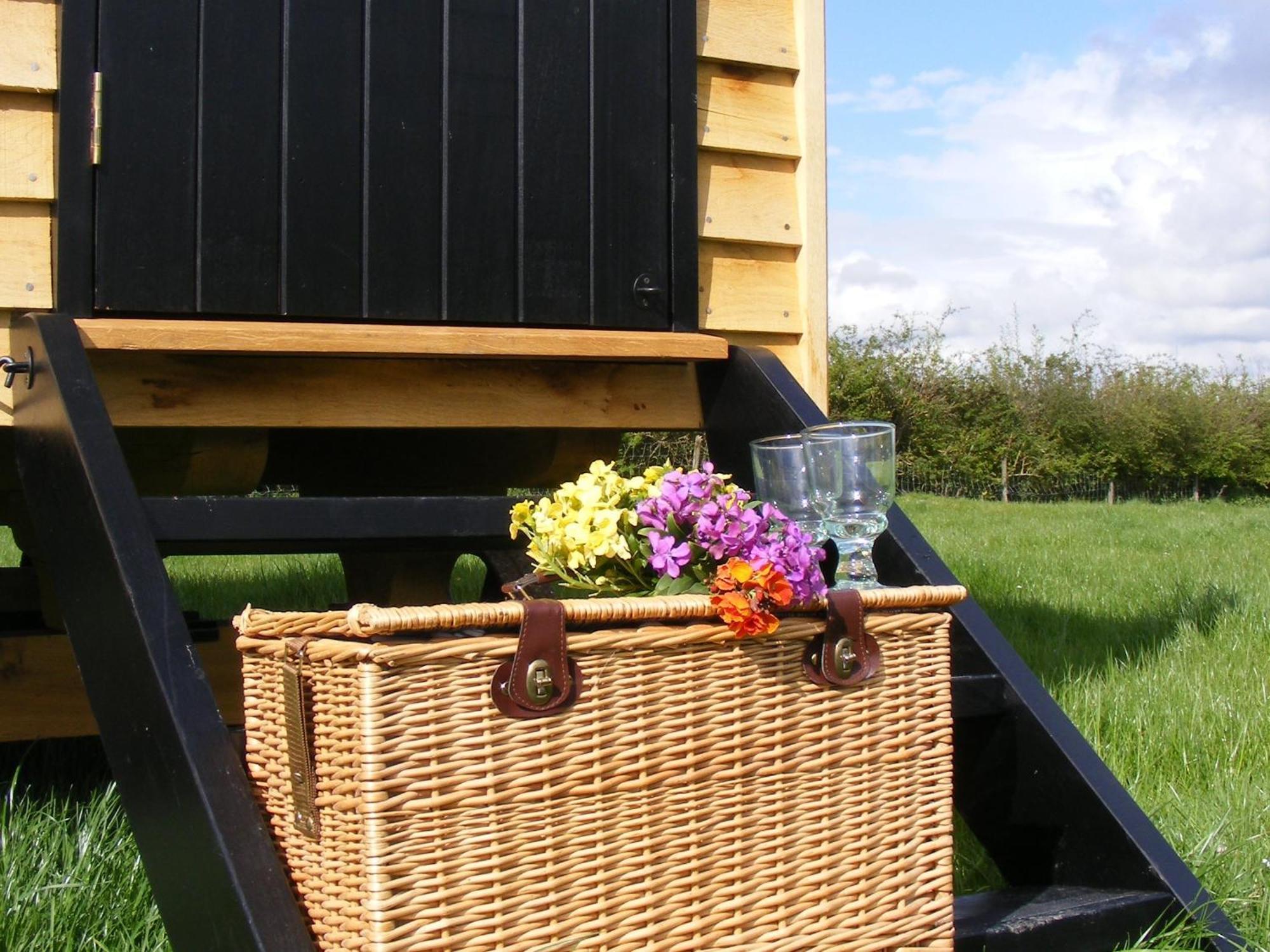 Marshwood Farm B&B And Shepherds Hut Dinton  Exterior photo